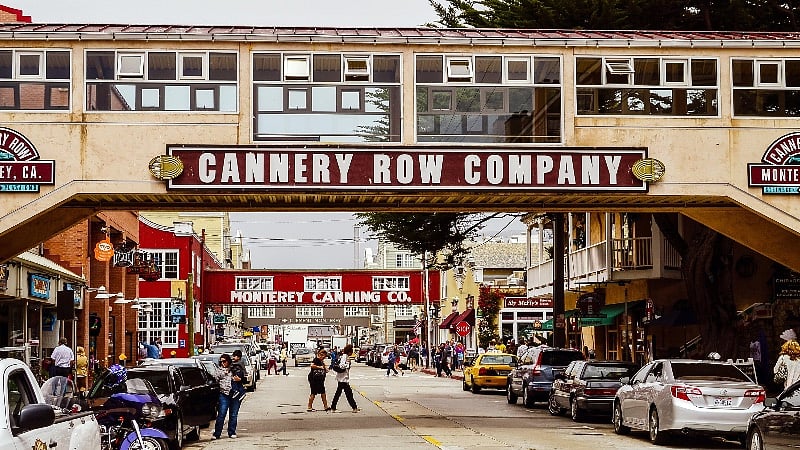 Cannery row & the Monterey bay aquarium is a 6-10 minute ride down the bike path.
*beach cruisers and bike lock included during stay