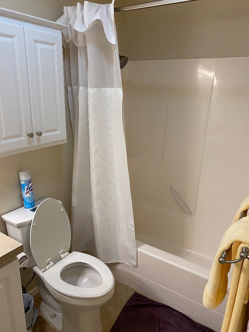 Main bathroom 