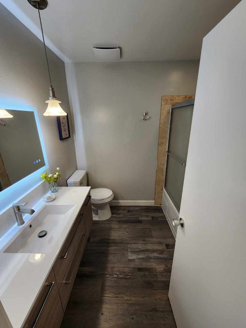2nd Bathroom with tub shower combo