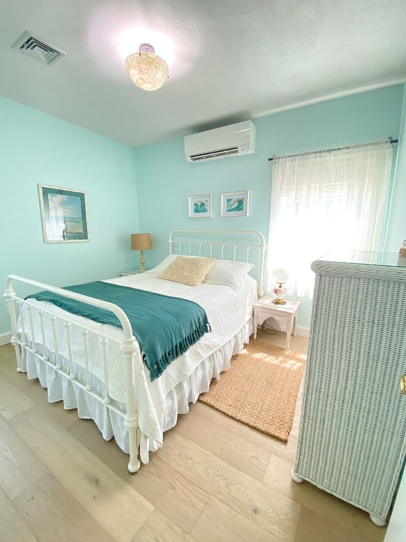 2nd Bedroom with Queen-size bed