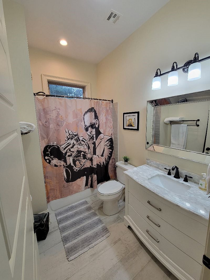 Hall bath with full size tub/shower