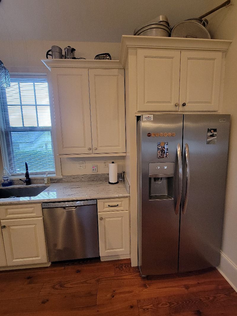 Full size fridge with in door water/ice and dishwasher
