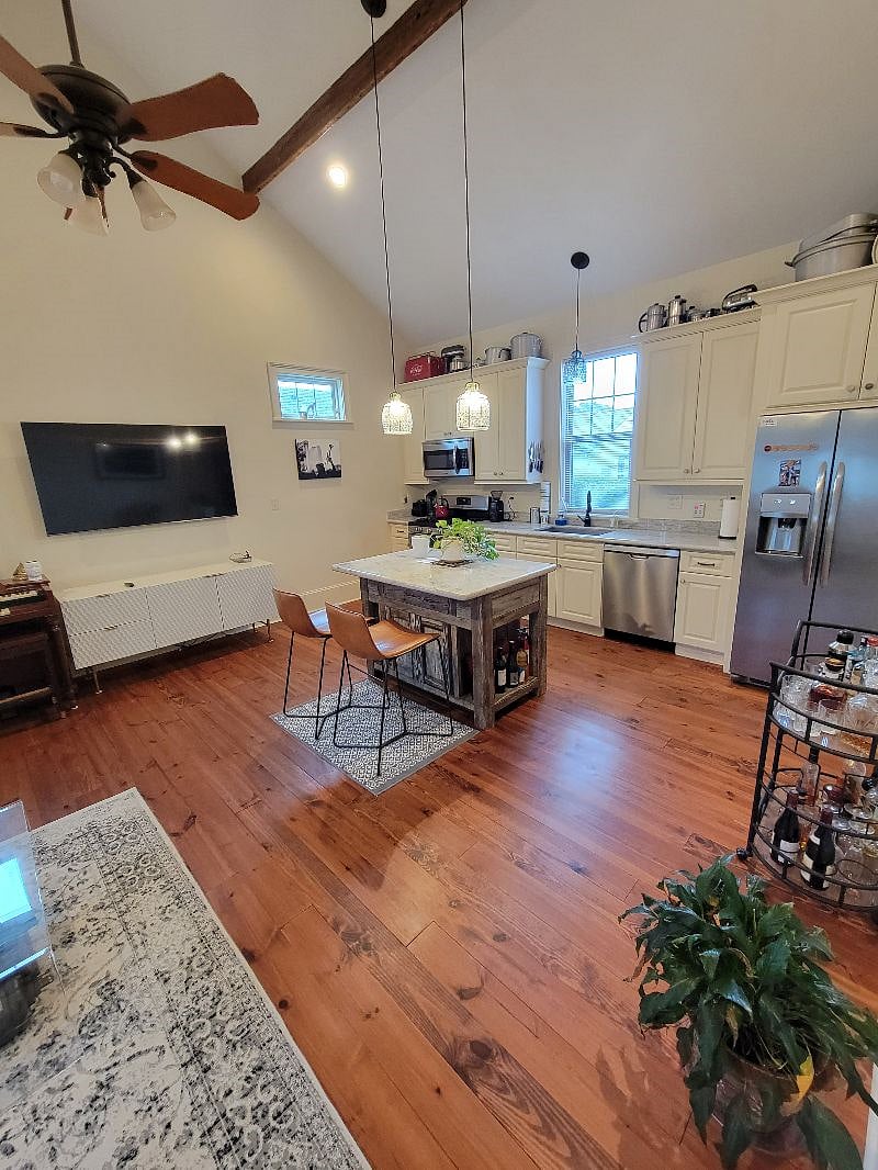 Living room - smart TV and island