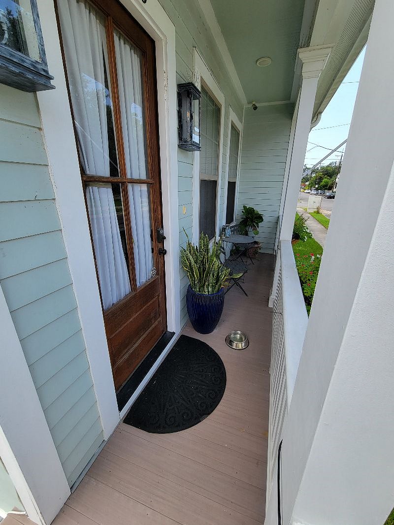 Side porch - entrance