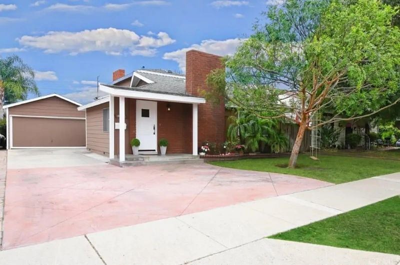 At the top of the driveway, a gate opens to the back yard and guest house. Also, kids (and the young at heart) can enjoy the tree swing and ladder in the front yard! Neighborhood children are often found playing there.
