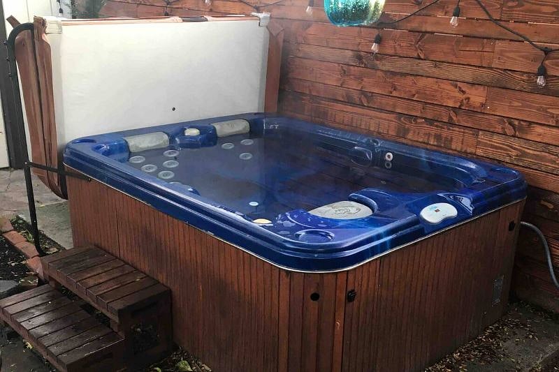 Enjoy a dip in the soothing hot tub under the lemon tree, either on a cold winter day, at night beneath the twinkling stars and lights, or whenever you like!