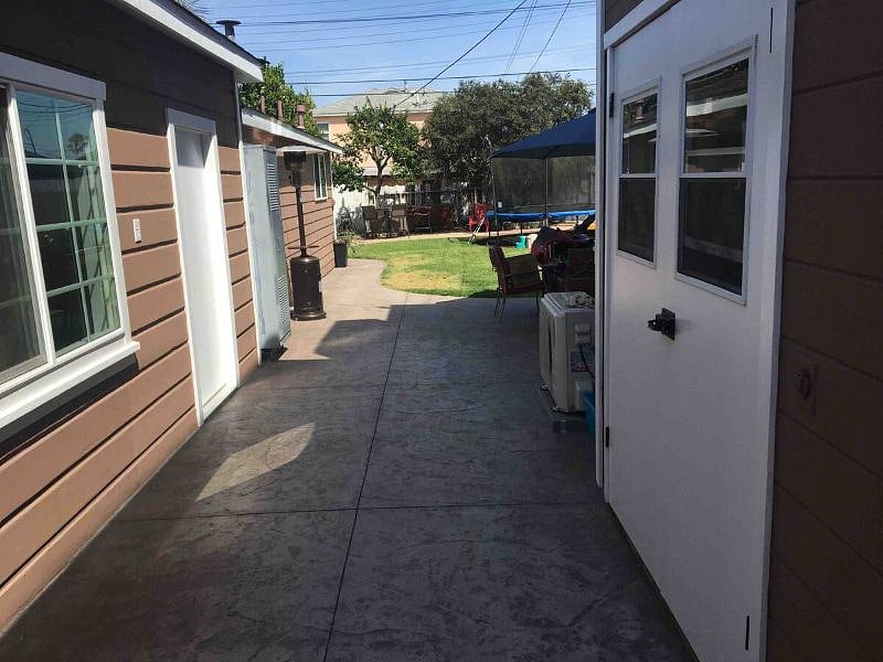 Laundry machines are accessible (behind the two white double doors) in the walkway between the guest house and the front house.