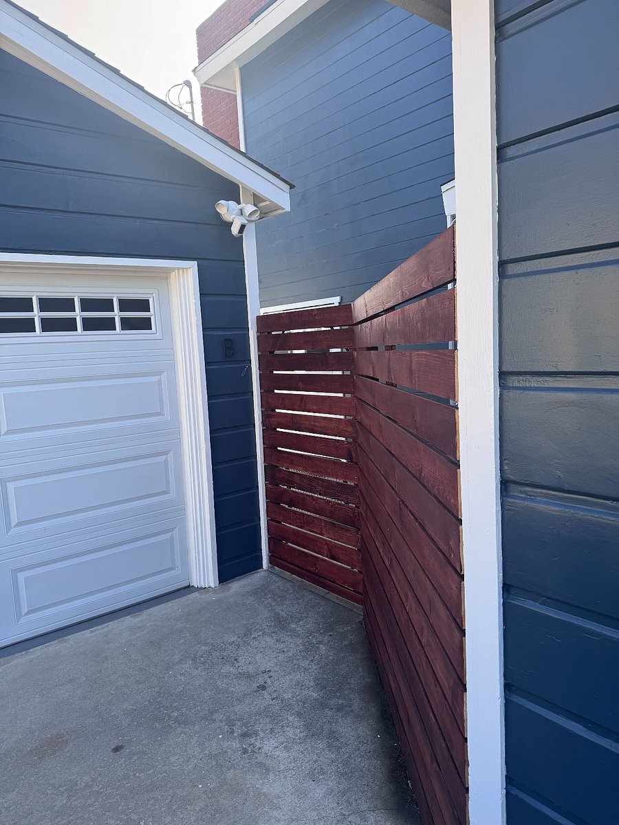 entrance to unit through the shared yard from the driveway.