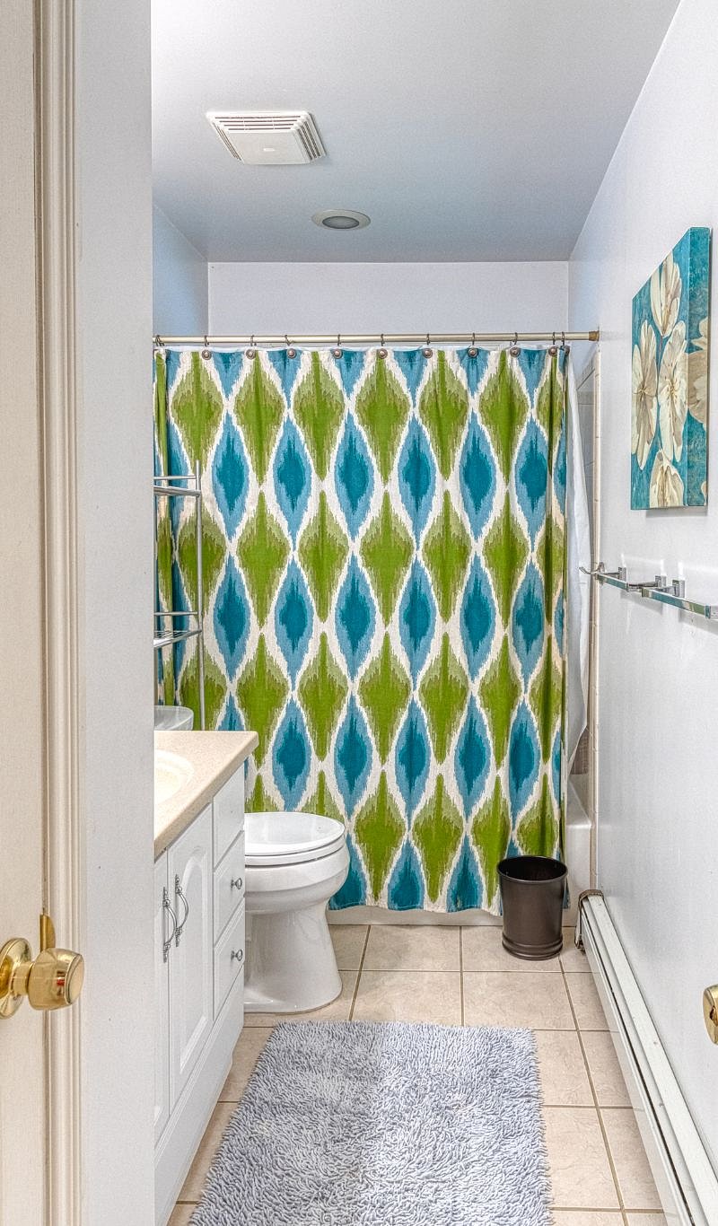 upstairs shared bathroom