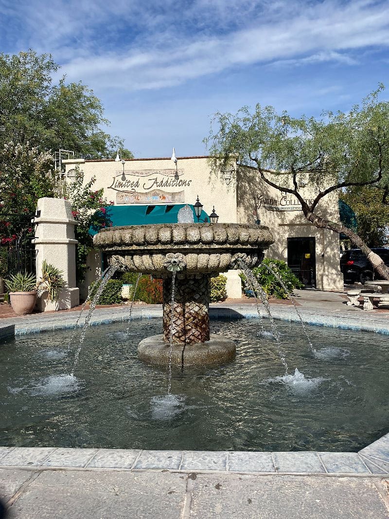 Boutiques and shops in St. Phillip's Plaza