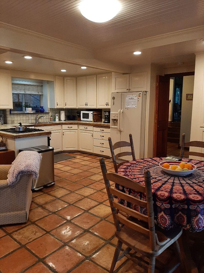 Dining area/kitchen