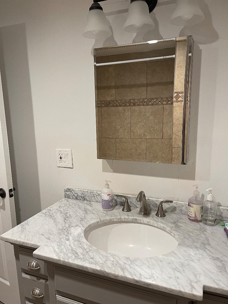 Master bathroom (has a tub)