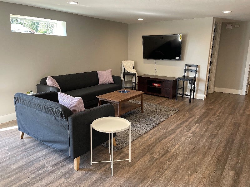 Spacious living room with plenty of seating & smart TV (bring your own log-in info).