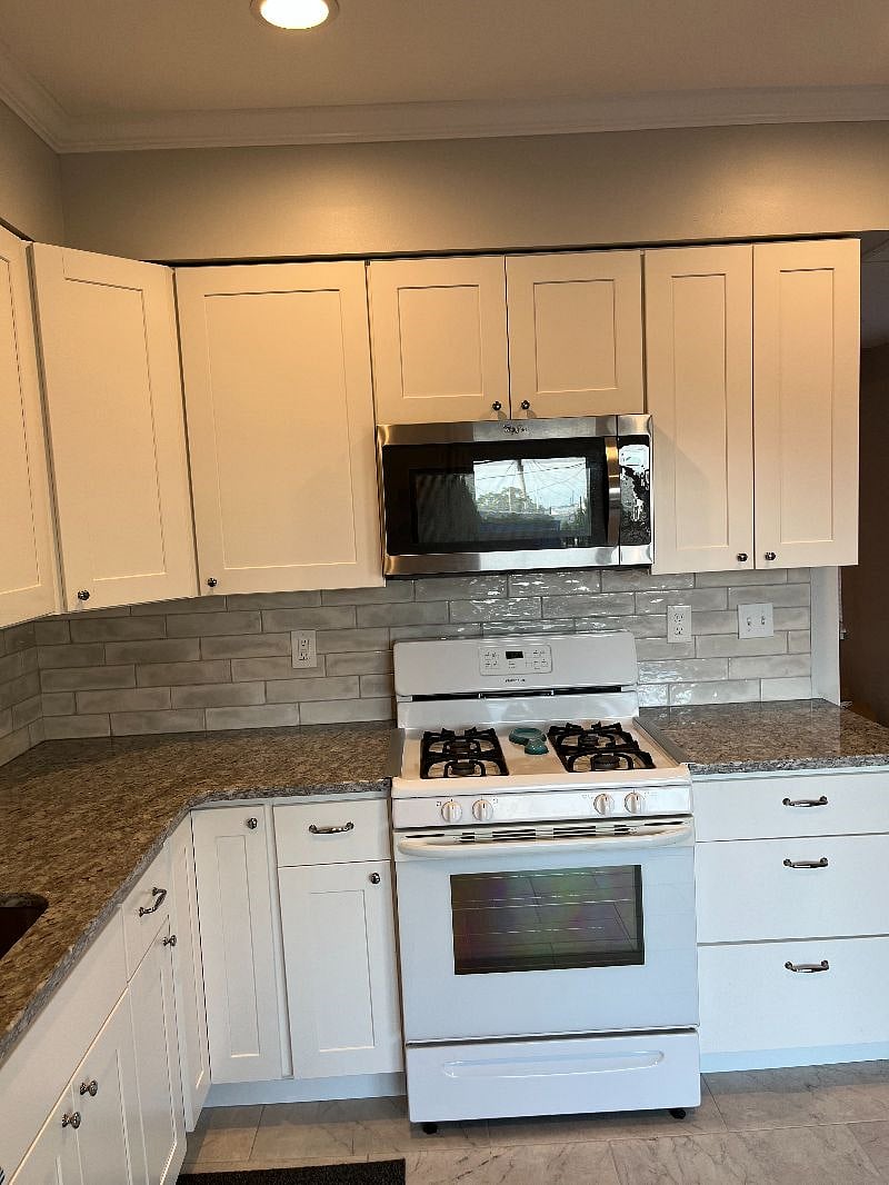 Granite counter tops and under cabinet lights