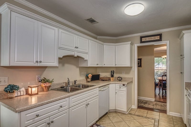 Kitchen with amenities
