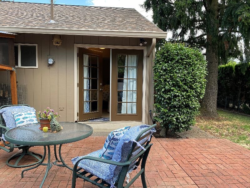 private entrance to unit