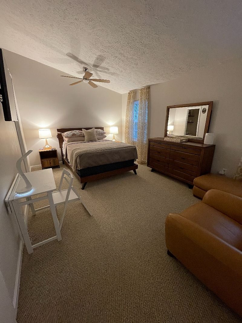 (2) Master Suite with Queen Bed