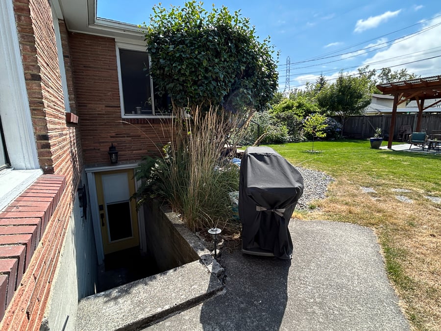 Private entrance with backyard access
