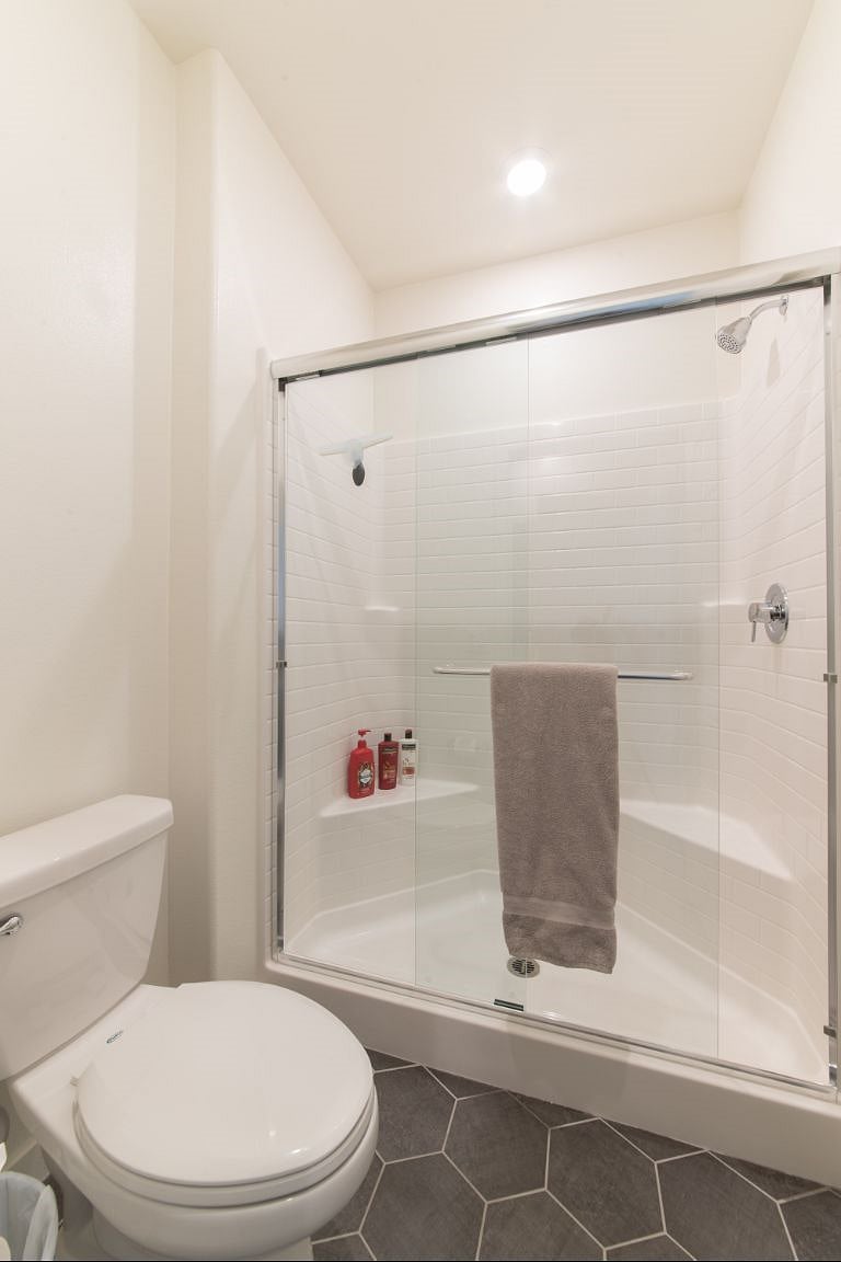 Ensuite bath/walk-in shower