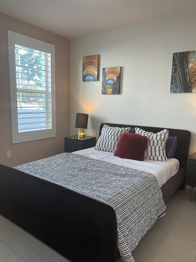 Feature Bedroom with ensuite bath/walk-in shower