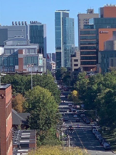 Walk to Children's, Mass General Brigham and Womens, Harvard, Beth Israel Deaconess and other renown Longwood hospitals. Fenway Park is a 20 minute walk or take a 15 minute bike ride and take in the sites and sounds along the Charles River like a true Bostonian!