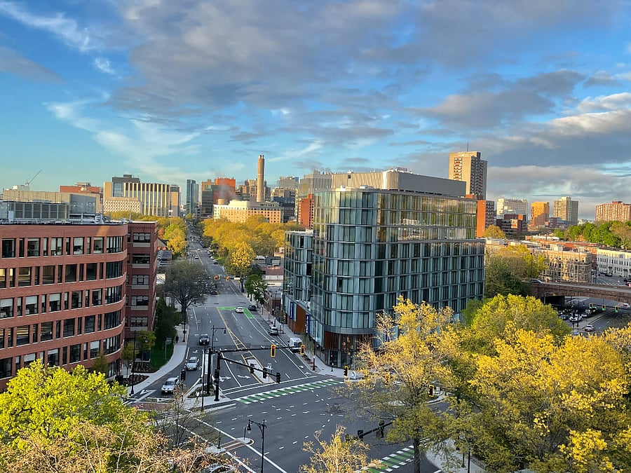 IDEAL location! A straight shot down Brookline Avenue to the Longwood Medical District. Three sets of lights and you are at work! Maximum its a 15 minute walk