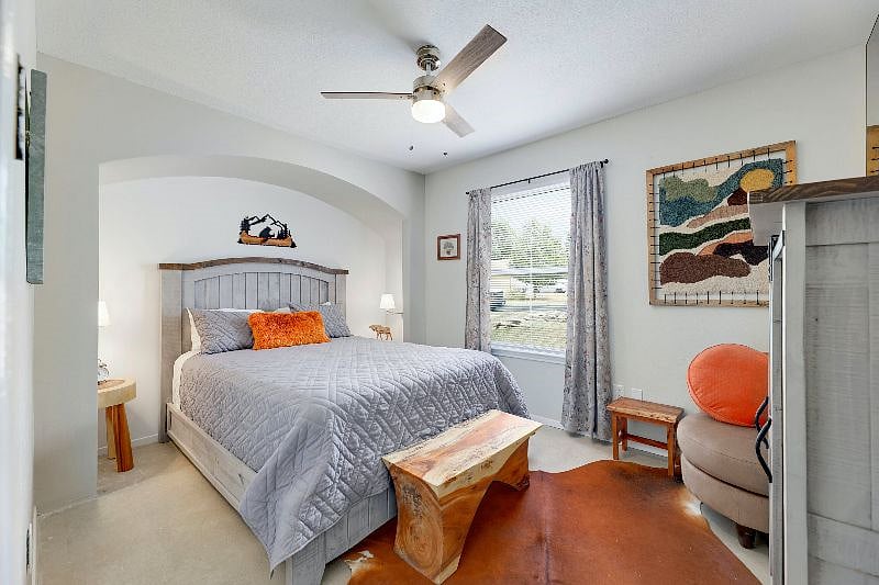 secondary bedroom with TV