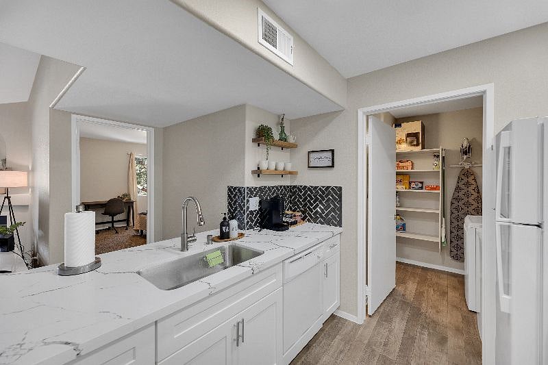 Furnished Finder property 407785_1 photo 6