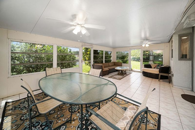Nicely furnished Florida room