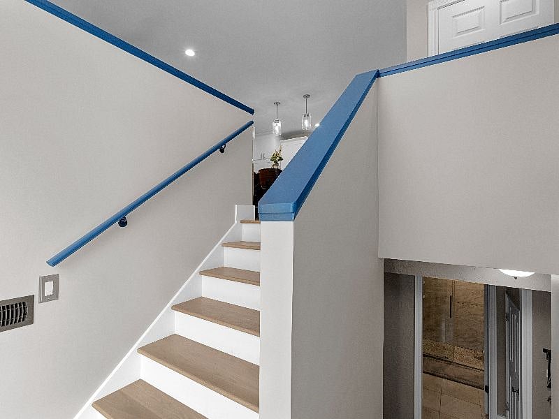 Front door entry stairwell