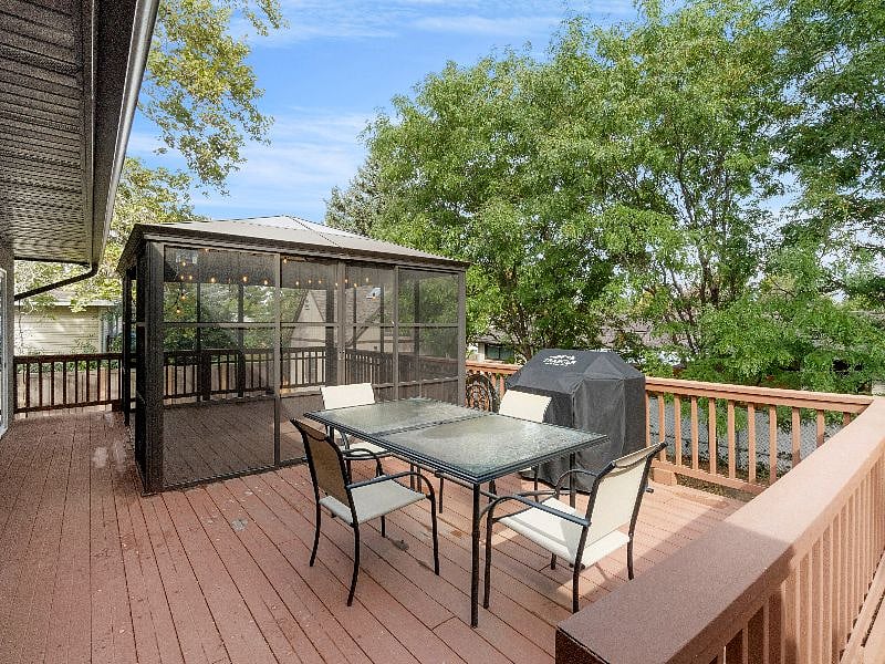 backyard deck off of kithen