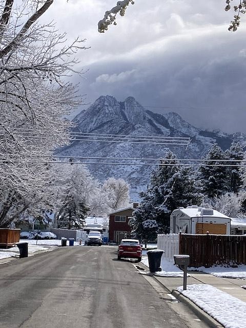 Street picture of east mountains