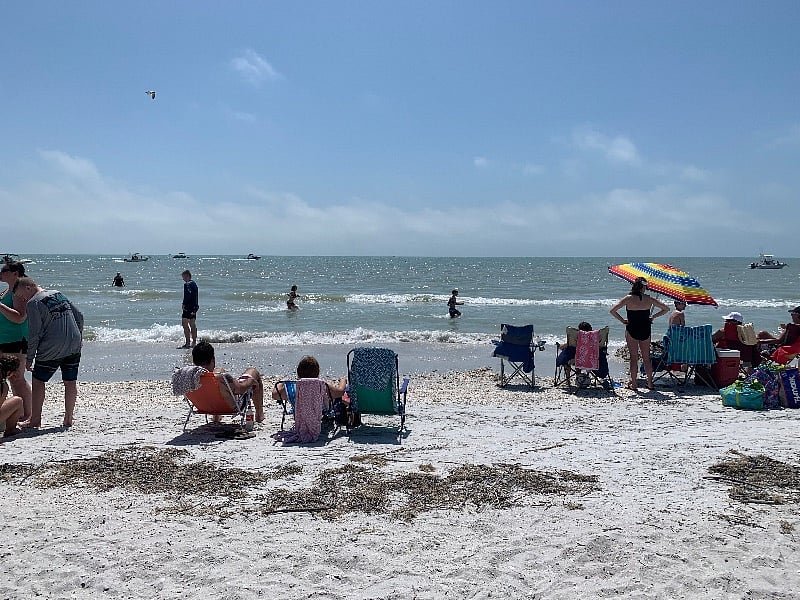 Sunset beach less than 10 min drive. Easy to get to by bicycle. Concerts on the beach 1st Thursday of month, volleyball, covered picnic area with BBQ area, bathrooms, soda/ water machine, kids play ground, basketball at ramp, free library box! Free parking