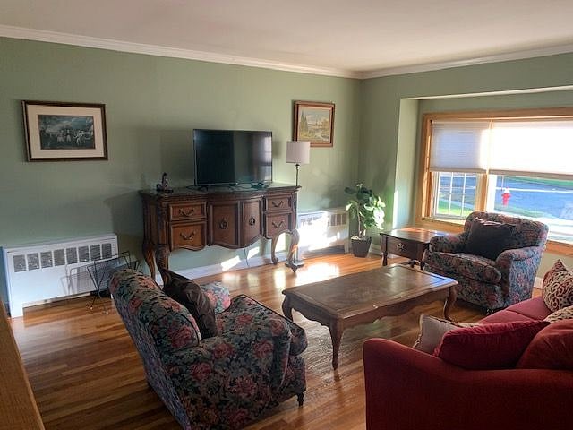 Living room with cable TV/ Wifi entire house