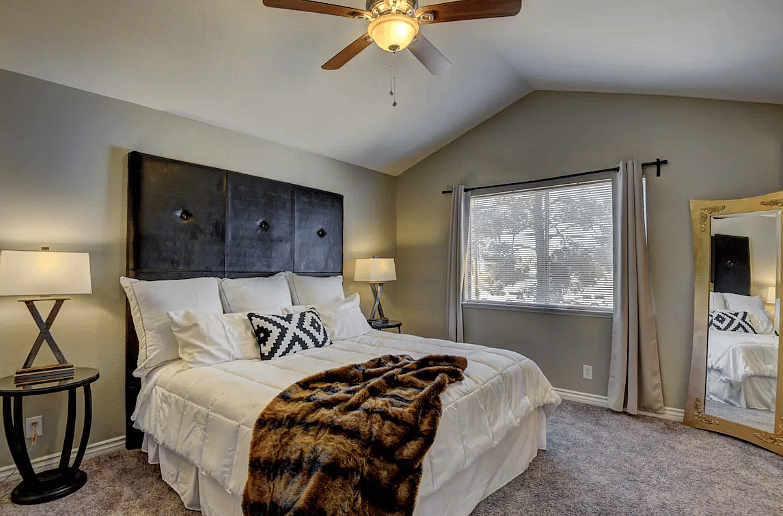 Bedroom 3: 1 king bed