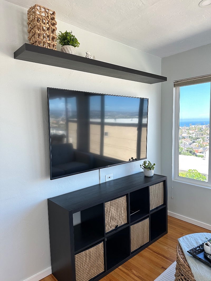 Living Room with 65 Smart TV