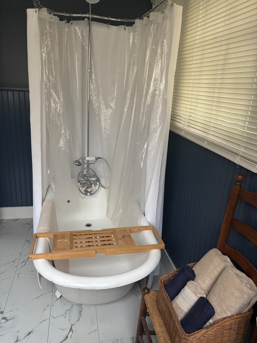 Unit Primary/$1350 month - queen-size bed, closet and dresser, dedicated workspace, en-suite bath with clawfoot tub