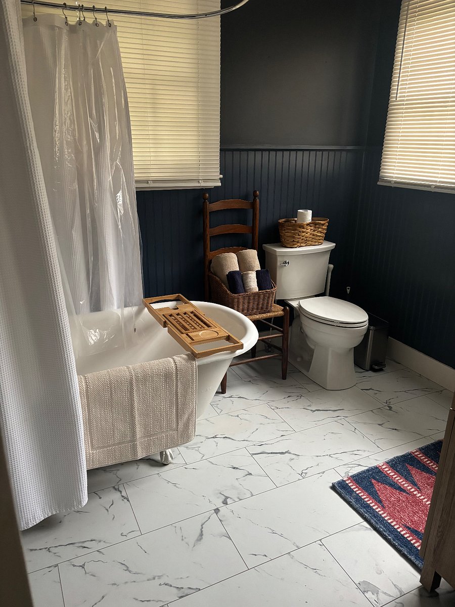 Unit Primary/$1350 month - queen-size bed, closet and dresser, dedicated workspace, en-suite bath with clawfoot tub