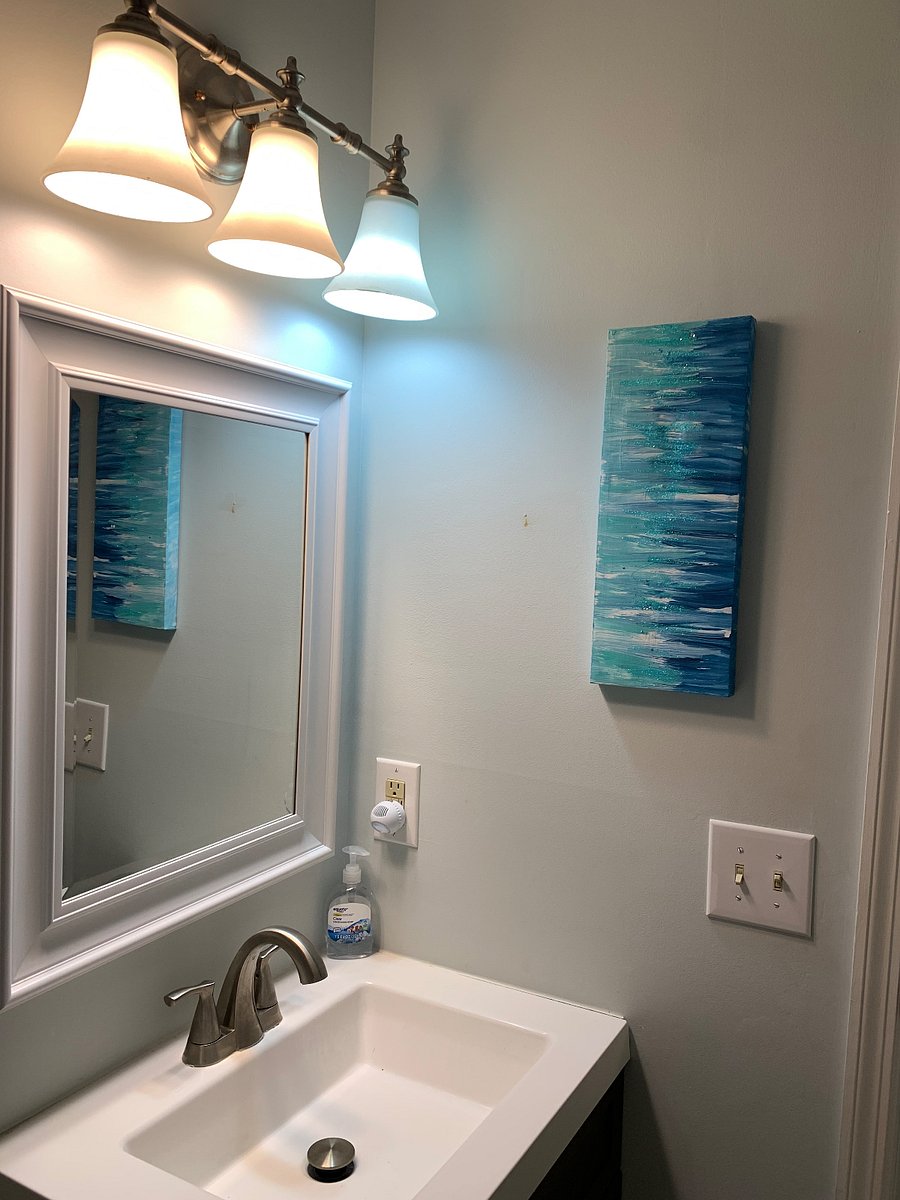 Neat and spacious bathroom 