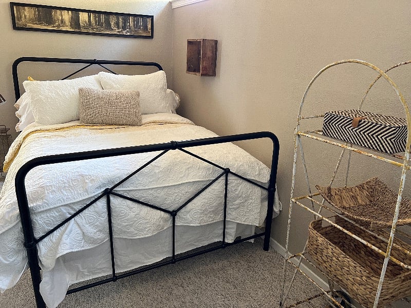 Small main bedroom with Full/Double bed. 