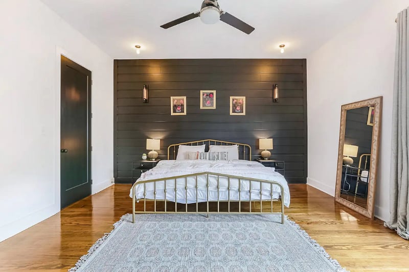Bedroom 2: 1 king bed