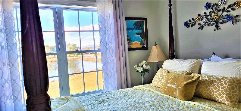 Private Bedroom & Bath with TV, WiFi, table & chairs with lakeview