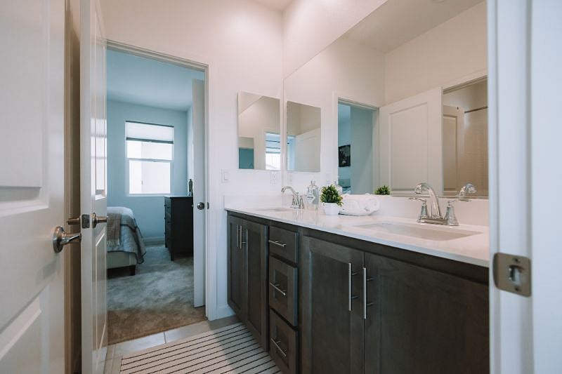 Upstairs bathroom 2