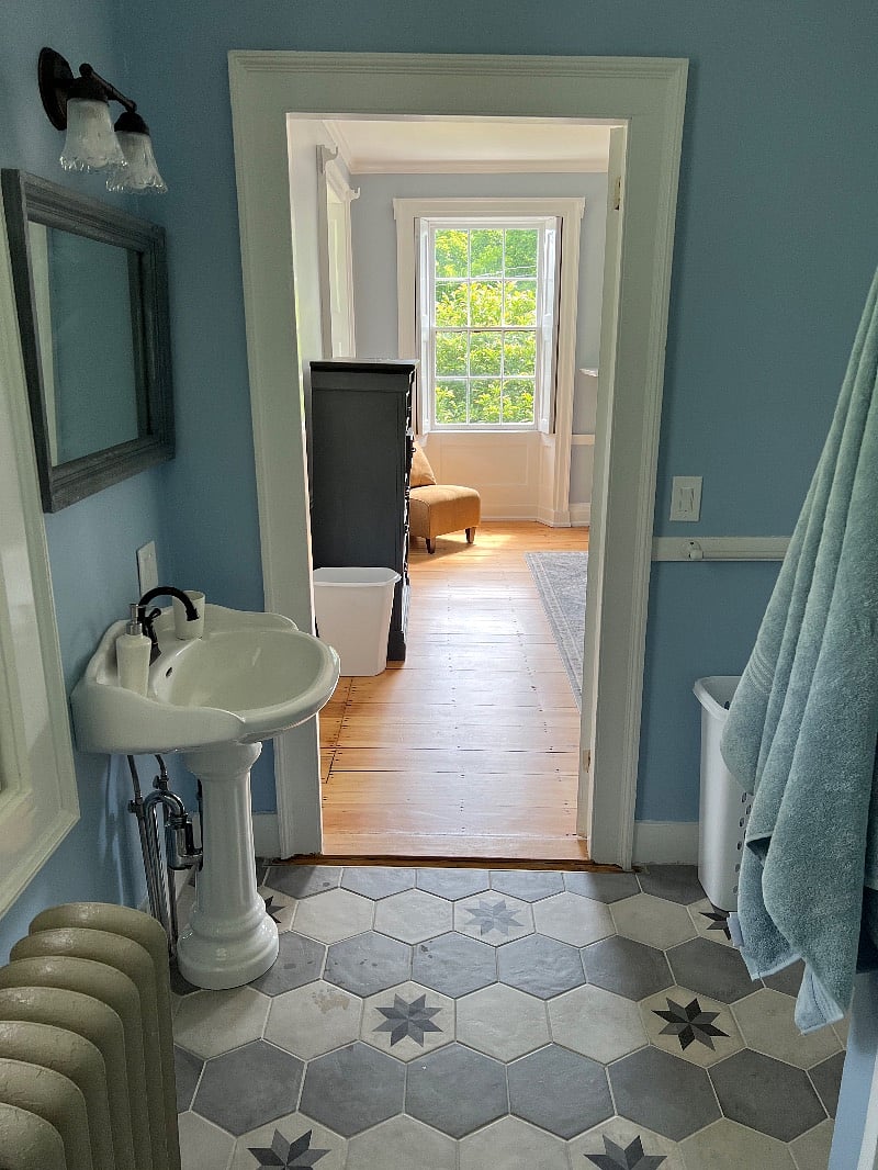 The bathroom dimensions are 7x9