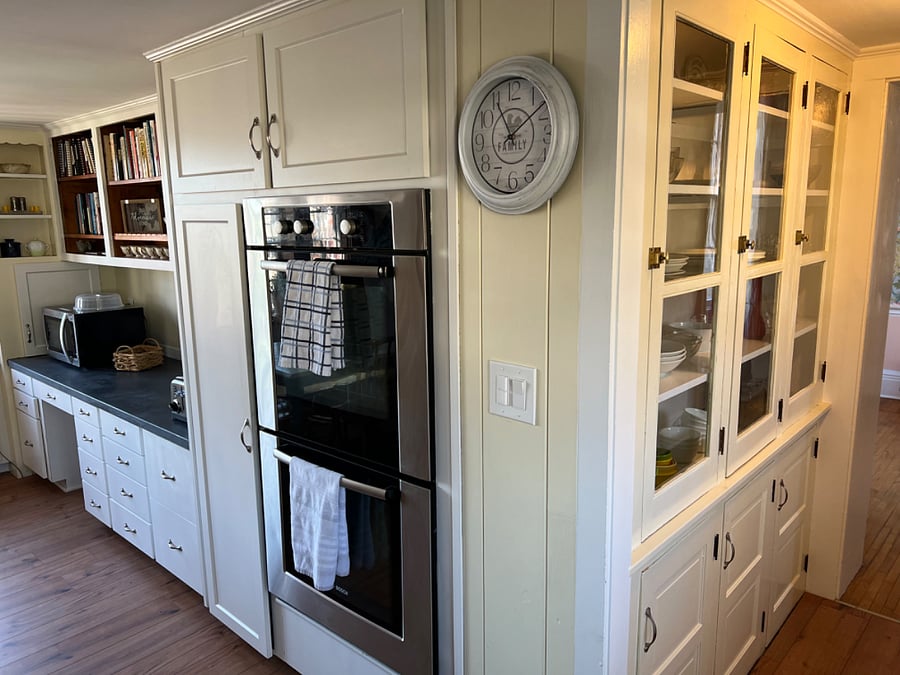 Dishes are in the butler's pantry, the kitchen has a nice double-oven