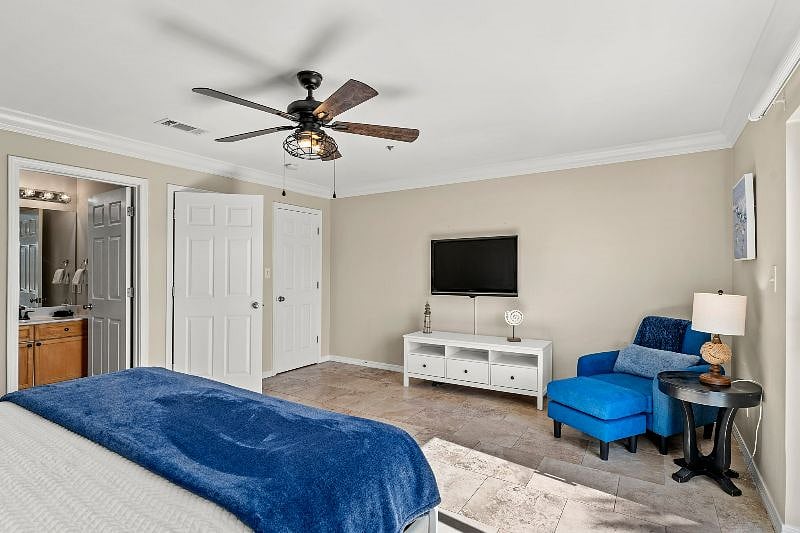 Ground floor king bedroom with en suite bathroom.