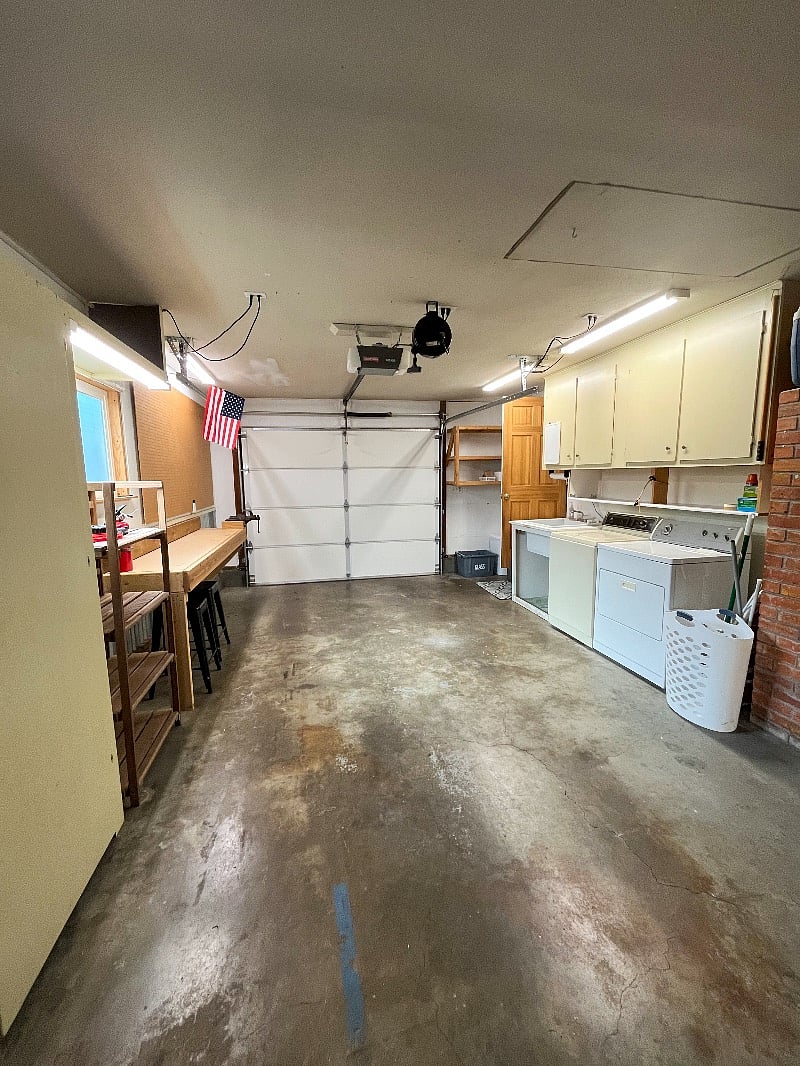 Garage with lots of storage space. Parking in the garage is prohibited.