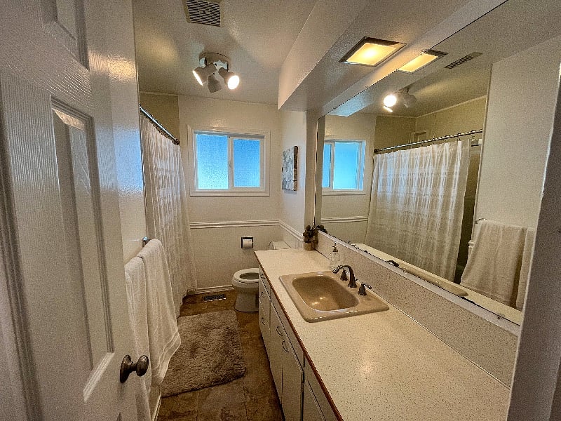 Bathroom with shower/tub