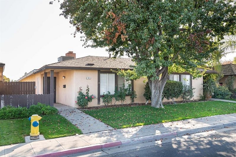 Front View of the home. Quiet Neighbors and located near several shopping center and attraction in the Clovis area.