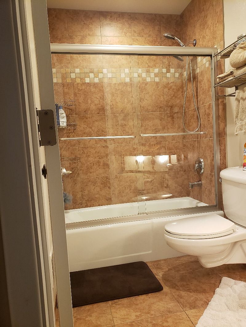 Full private bathroom with bathtub & great water pressure